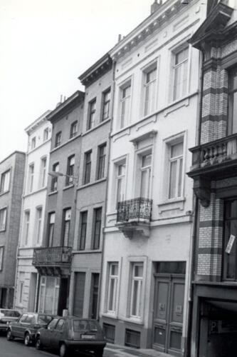 Rue Hydraulique, à l'avant-plan le no 24, suivi du no 26, 1993