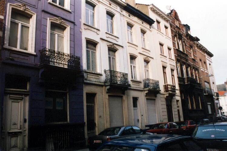 Rue de la Limite. À gauche, détail des deux 1ers niveaux du no 101. Les trois maisons à façade enduite suivantes sont les nos 103, 105 et 107 (photo 1993-1995)