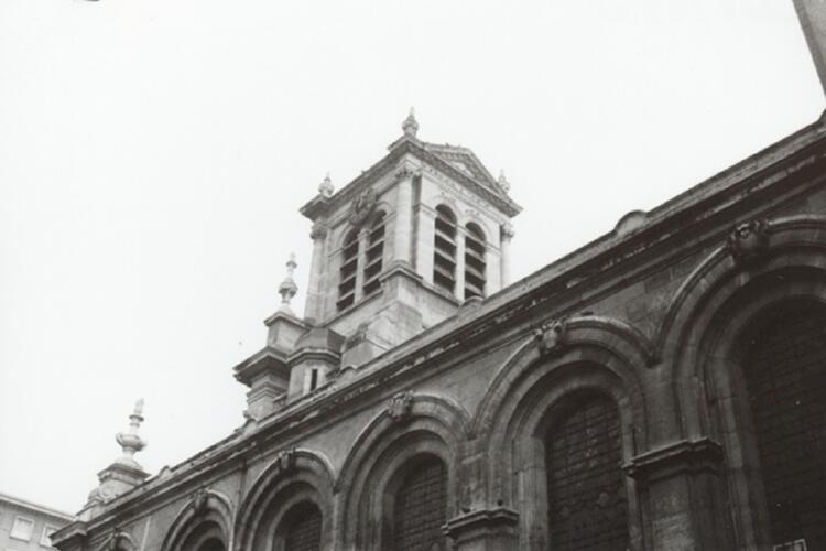 Parochiekerk Sint-Joost, detail gevel met op achtergrond de toren (foto 1993-1995).