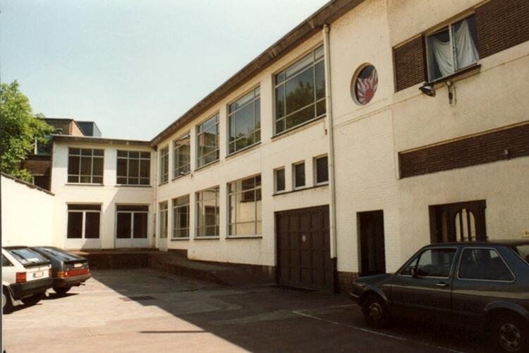Middaglijnstraat 22, binnenplaats met bijgebouw (foto 1993-1995)