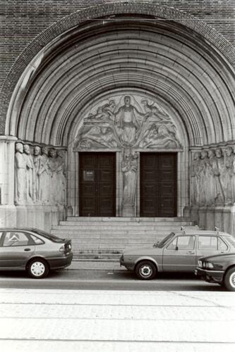 Église du Gesù, portail en <a href='/fr/glossary/209' class='info'>plein cintre<span>Un élément est dit en plein cintre lorsqu’il est cintré en demi-cercle.</span></a> avec des sculptures d'Alfred Courtens (photo 1993-1995).