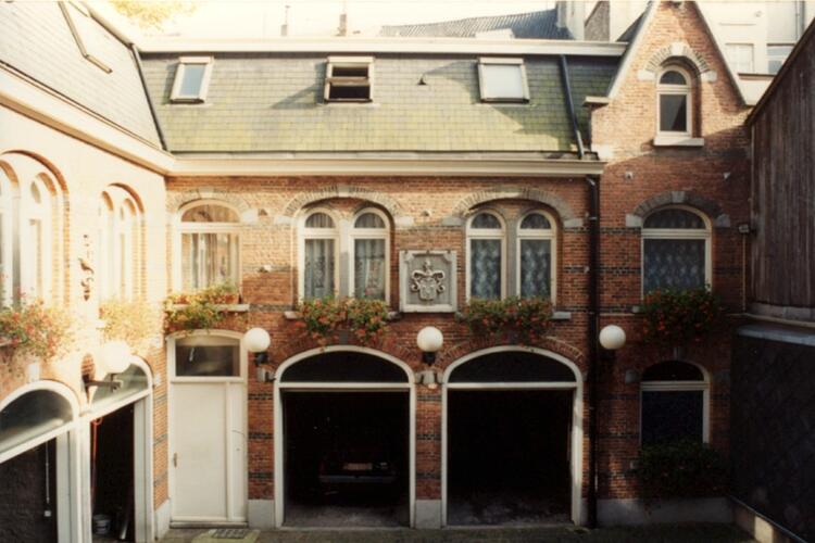 Koningsstraat 203, binnenplaats met bijgebouwen in L-vorm (foto 1993-1995).