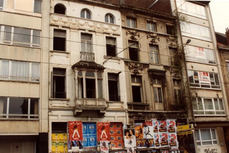 Rue Royale 213, à gauche (photo 1993-1995)