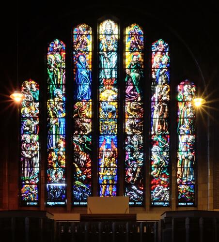 Basilique Nationale du Sacré-Cœur, vitrail par-dessus le grand jubé (Adoration de l’Agneau mystique et Jugement dernier) (photo 2023).
