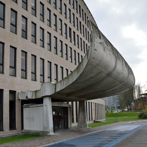 VUB, Campus Oefenplein, Rectoraatsgebouw, <a href='/nl/glossary/158' class='info'>luifel<span>Afdak boven de ingang van een huis of handelszaak.</span></a> (foto 2014).