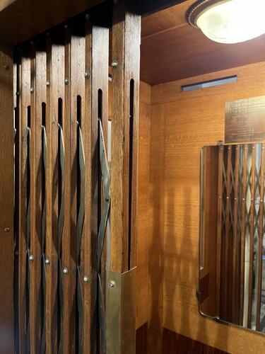 Détail de la grille rétractile en bois et métal de la cabine, galerie de Waterloo 2, Ixelles, Homegrade, 2022