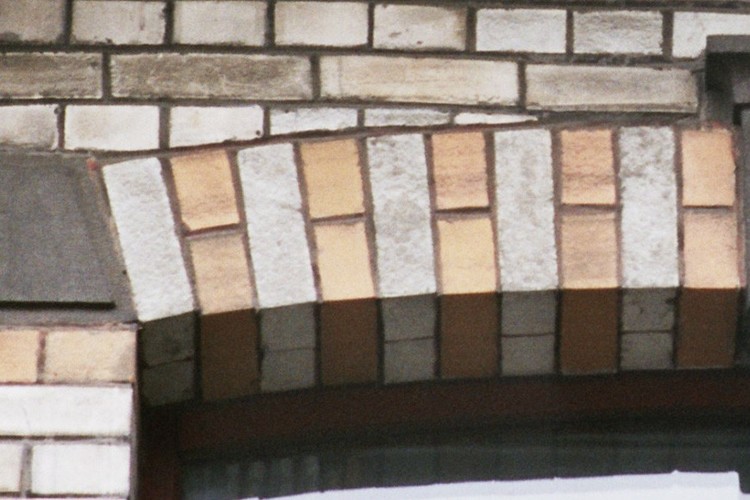 Steekboog met alternerend witte en gele bakstenen, Warmoesstraat 102, Sint-Joost-ten-Node, 1901-1902, 2005