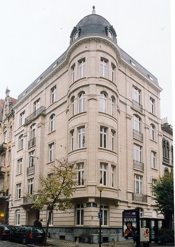 Immeuble à tourelle engagée sur l'angle, place Maurice Van Meenen 2-4, Saint-Gilles, 1922, 2005