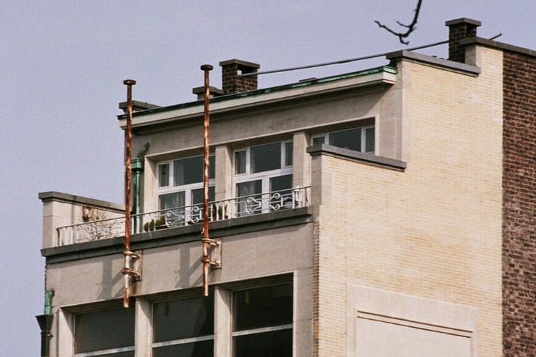 Terugspringende attiekverdieping, Baden van Brussel, Reebokstraat 28, Brussel, 1949, arch. M. Van Nieuwenhuyse, 2005