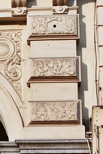 Bossages rustiques, bd Anspach 85-87, Bruxelles, bâtiment de 1880-1881 par l'architecte Alph. Dumont partiellement reconstruit en 1913 par l'architecte Paul Hamesse, 2005