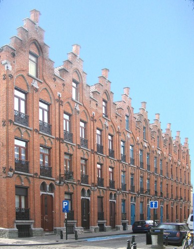 Façades à travées brugeoises, rue de la Poudrière 2 à 18, Bruxelles, 1898, architecte G. Cochaux, 2005
