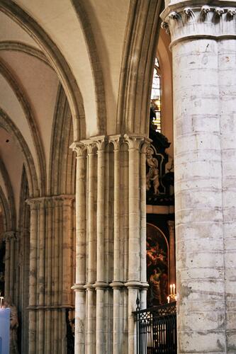 Pilier cantonné de colonnes engagées, cathédrale Saint-Michel, parvis Sainte-Gudule, Bruxelles, XIII-XVe siècles, 2005