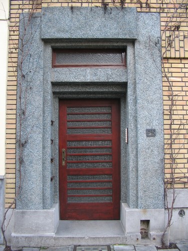 Encadrement de porte revêtu de cimorné, av. Général Bernheim 75, Etterbeek, 1936, architecte Vital Coppe, 2005