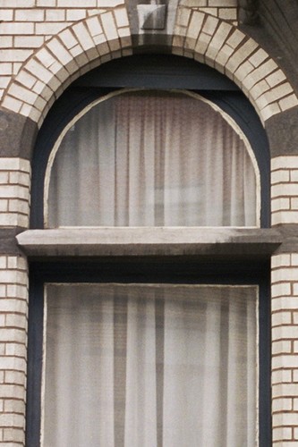 Detail van venster met hardstenen tussendorpel, Louis Bertrandlaan 39, Schaarbeek, 1910, 2005