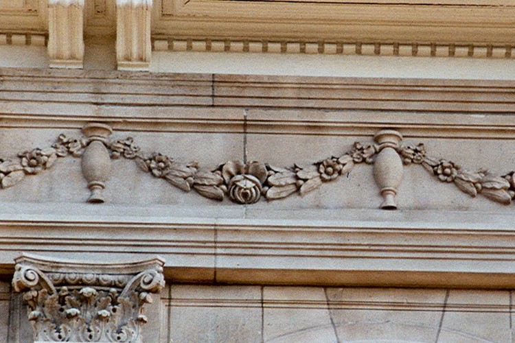 Détail d'un entablement décoré d'une frise à festons, av. de Tervueren 164, Woluwe-Saint-Pierre, 1913, architecte Charles Neyrinck, 2005