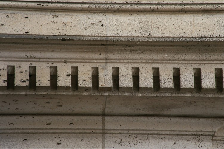 Détail d'une corniche à denticules, Palais de Justice, place Poelaert, Bruxelles, 1862, architecte Joseph Poelaert, 2005