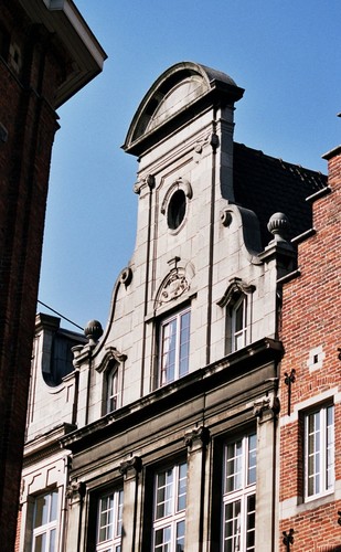 Pignon composé d'un volume rectangulaire axial flanqué d'ailerons, rue des Pierres 52, Bruxelles, façade de 1906, architecte L. Martin, 2005