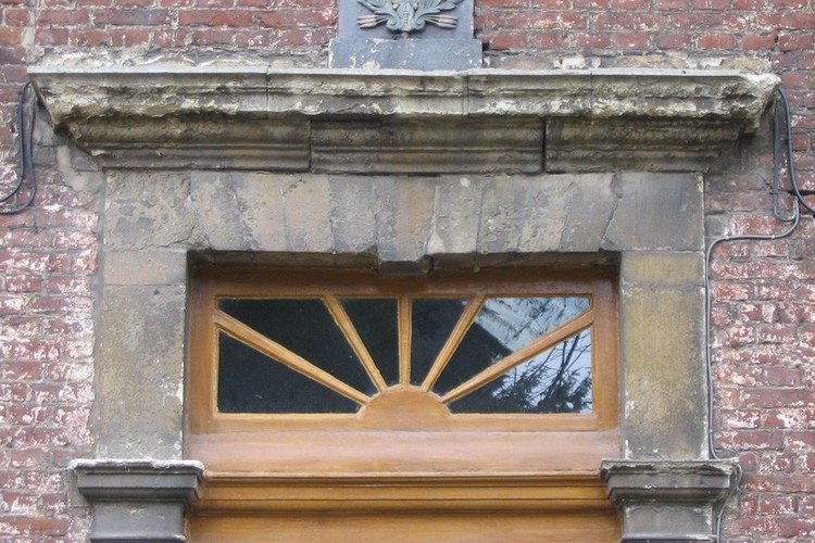 Detail van een deur onder hanenkam, pastorie van de Sint-Pieterskerk, Kleine Kerkstraat 2, Sint-Pieters-Woluwe, 1784, 2002