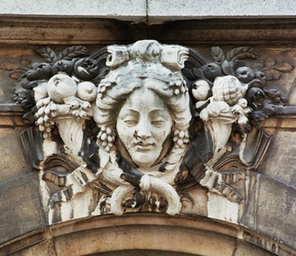 Mascaron flanqué de cornes d'abondance, rue Blanche 29, Saint-Gilles, 1915, architecte Léon Emmanuel Govaerts, 2004