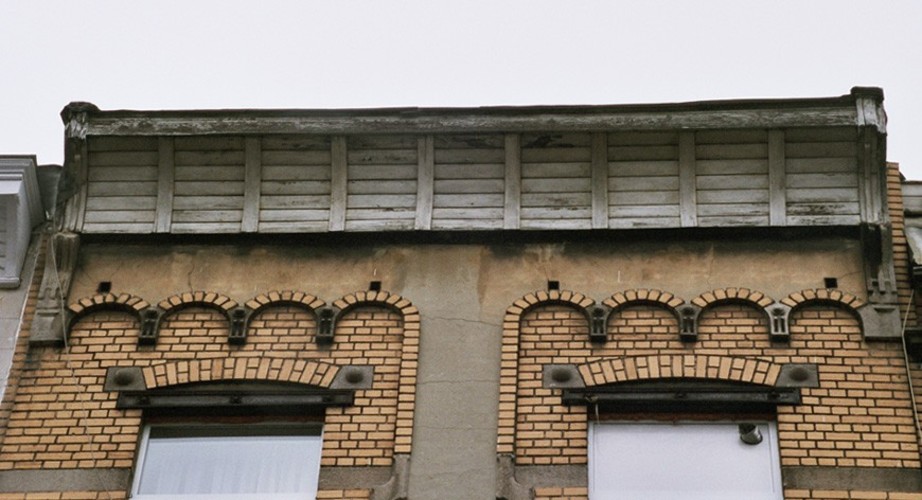 Keel- of koofvormige kroonlijst, Tiberghienstraat 35-37, Sint-Joost-ten-Node, 1904, arch. Henri Godsdeel, 2005