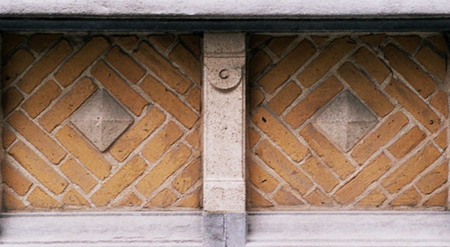 Briques en épi ou en chevrons, rue du Grand Cerf 2, Bruxelles, 1901, architecte J. Barbier, 2005