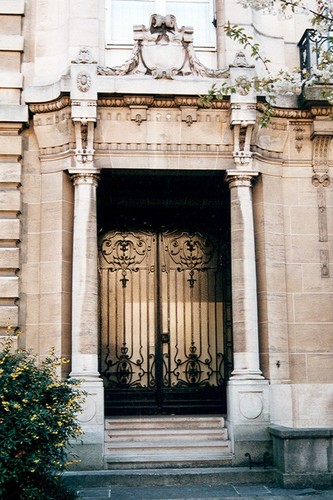 Dispositif d’entrée à porche dans-œuvre flanqué de deux colonnes sous entablement, bd Brand Whitlock 4, Woluwe-Saint-Pierre, 1913, architecte René Thery, 2003