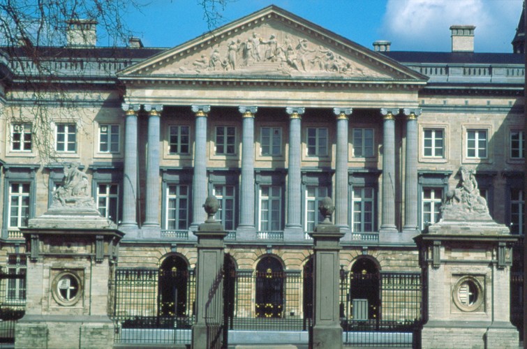 Ordre colossal, Palais de la Nation, rue de la Loi, Bruxelles, 1778-1783, architecte B. Guimard, photo Ch. Bastin & J. Evrard © MRBC