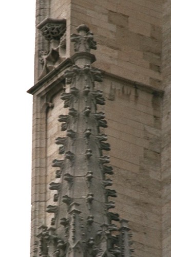Pinacle coiffé d'un fleuron, église Notre-Dame de la Chapelle, place de la Chapelle, Bruxelles, XVe siècle, 2005