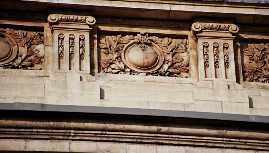 Métope ornée d'un médaillon, Bourse de commerce, bd Anspach 80, Bruxelles, 1865, architecte L. P. Suys, 2005