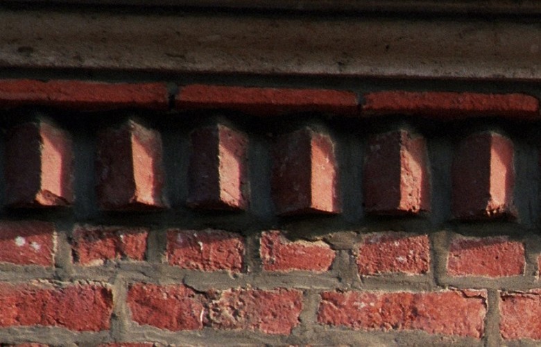 Detail bakstenen zaagtandfries, Nieuwelaan 6, 8, Etterbeek, ca 1910-1920, 2005