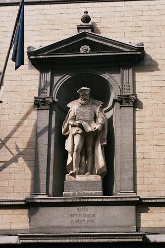 Niche abritant la statue de Marnix de Saint-Aldegonde, sculpteur V. De Haen, école communale n<sup>o</sup> 7, rue Haute 255, Bruxelles, 1894, architecte A. Samyn, 2005