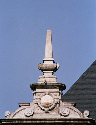 Obélisque, Institut Lucien Cooremans, place Anneessens 11, Bruxelles, 1877, architecte Emile Janlet, 2005