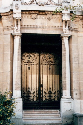 Portiek geflankeerd door twee pilaren onder entablement, Brand Whitlocklaan 4, Sint-Pieters-Woluwe, 1913, arch. René Thery, 2003