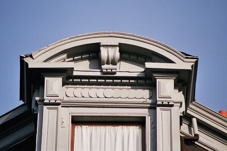 Fronton à base interrompue, bd Adolphe Max 78-86, Bruxelles, 1874, architecte F. Laureys, 2005