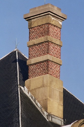 Souche de cheminée en pierre blanche et briques, ancienne caserne de cavalerie, bd Général Jacques 292, 294, Etterbeek, 1870, architecte F. Pauwels, 2005