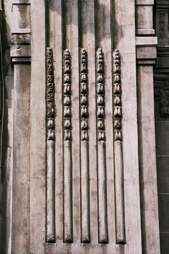 Cannelures gevuld met stafwerk, voormalig 'Palais Minerve', Hoogstraat 207, Brussel, 1908, arch. Henri Van Massenhove, 2005