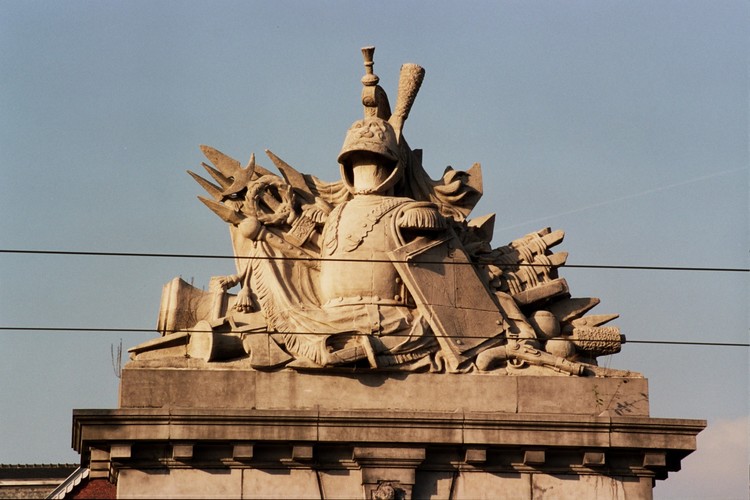 Trophée de guerre, ancienne Caserne de Cavalerie, bd Général Jacques 292, 294, Etterbeek, 1870, architecte F. Pauwels, 2005