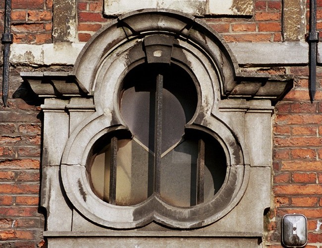 Fenêtre trilobée en dessus de porte, petite rue au Beurre 17, Bruxelles, façade de 1695 anciennement rue de l'Etuve, remontée en 1929 Petite rue au Beurre, 2005