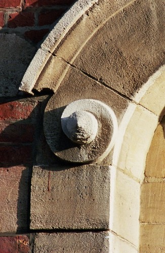 Volute en pierre ornant un arc, av. Nouvelle 6-8, Etterbeek, vers 1910-1920, 2005