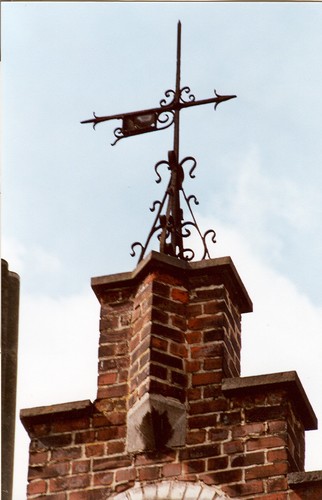 Girouette au sommet d'un pignon, rue Louis Titeca 33, Woluwe-Saint-Pierre, 1911, entrepreneur J. Schoonejans-Lécho, 2002
