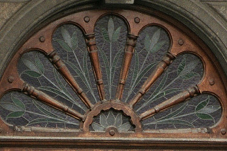 Imposte de porte décorée de fuseaux, rue Defacqz 142, Saint-Gilles, 1899, architecte Hubert De Kock, 2004