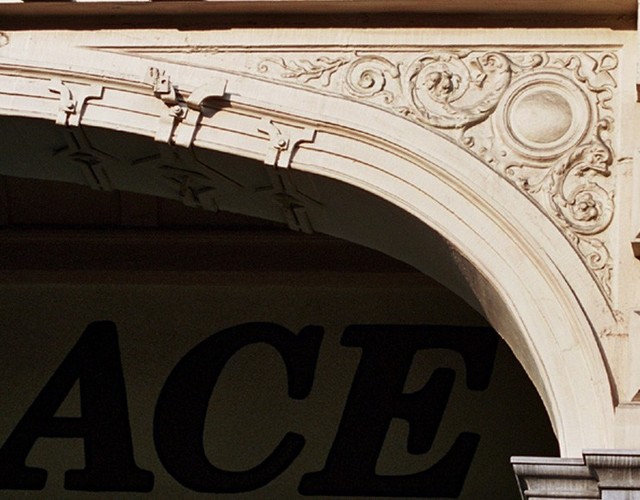Écoinçon orné de sculptures, bd Anspach 85-87, Bruxelles, bâtiment de 1880-1881 par l'architecte Alph. Dumont partiellement reconstruit en 1913 par l'architecte Paul Hamesse, 2005