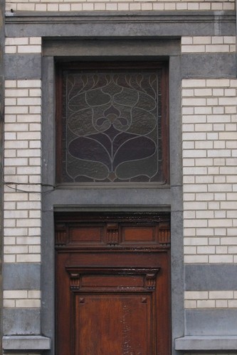 Impost met glas-in-loodraam, Afrikastraat 27, Sint-Gillis, 1902, aannemer Charles Joseph Davaux (foto s.d.)