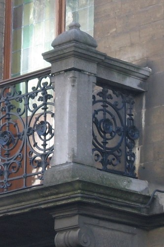 Dé en pierre d'un garde-corps de balcon, rue de l'Aqueduc 31, Saint-Gilles, 1893