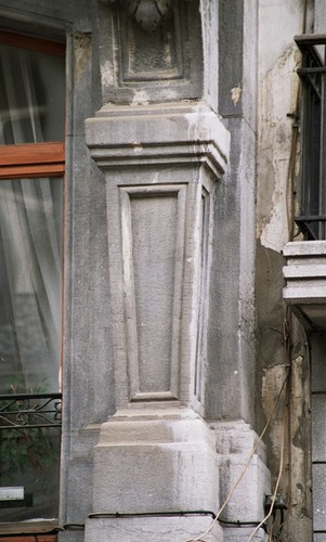 Pilastre en gaine, bd Adolphe Max 36, Bruxelles, 1873-1874, architecte A. Vanderheggen, 2005