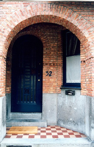 Porche dans-œuvre, rue Maurice Liétart 52, Woluwe-Saint-Pierre, 1921, architecte Jean Deligne, 2002