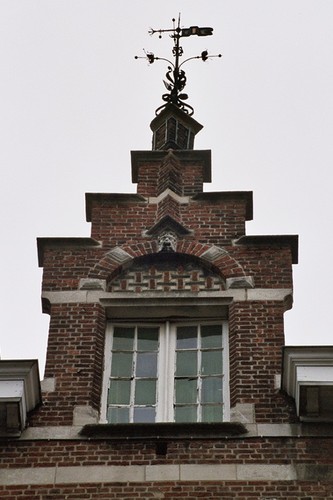 Lucarne-pignon à gradins, rue Potagère 134, Saint-Josse-ten-Noode, 1897, architecte Ch. De Wulf, 2005