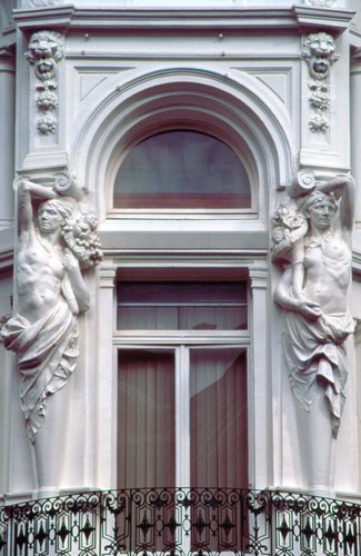 Fenêtre flanquée de deux cariatides, bd Anspach 59-61, Bruxelles, 1872, architecte G. Bordiau, photo Ch. Bastin & J. Evrard © MRBC