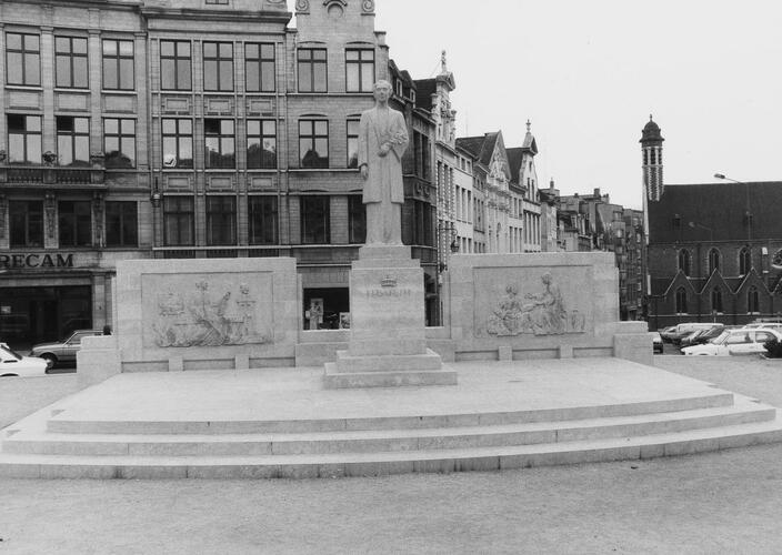 Place de l'Albertine, monument S.M. la Reine Elisabeth, 1980