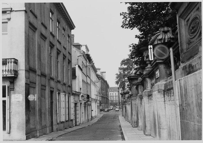 rue Brederode, vue depuis la place du Trône vers la rue de Namur, 1983